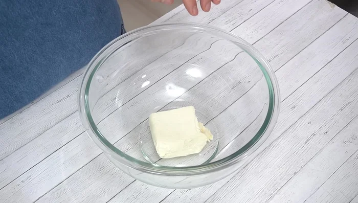 Make the pudding base: Put cream cheese in a bowl. Microwave for 30 seconds (or until softened). Add granulated sugar and mix well. Add eggs one at a time, mixing well after each addition. Add warm milk and cream, mixing lightly. Microwave for 1 minute 30 seconds. Mix thoroughly.