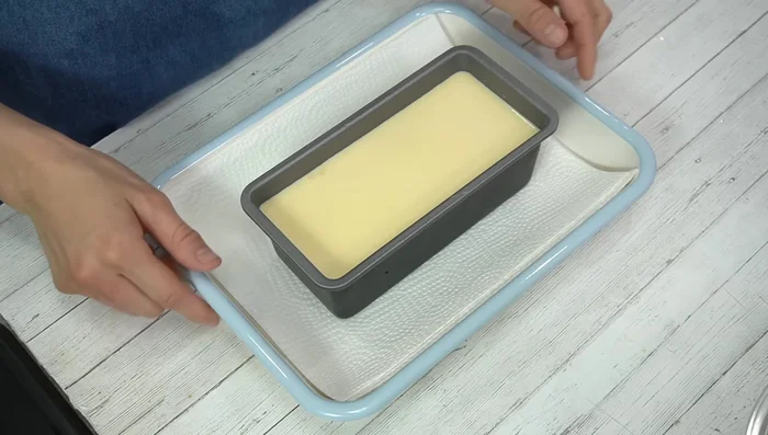 Bake in a water bath: Place the mold in a baking tray lined with kitchen paper. Pour hot water (around 80°C) around the mold. Bake in a preheated oven at 140°C for 50-60 minutes, or until the batter stops flowing when shaken. If the surface browns too quickly, cover with aluminum foil.