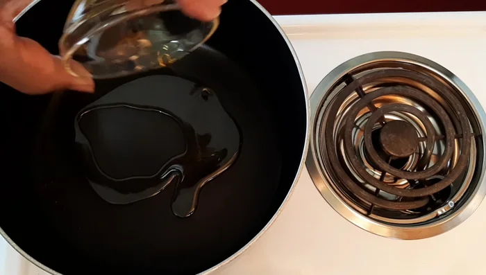 Add cooking oil (vegetable and sesame oil) to the pot.