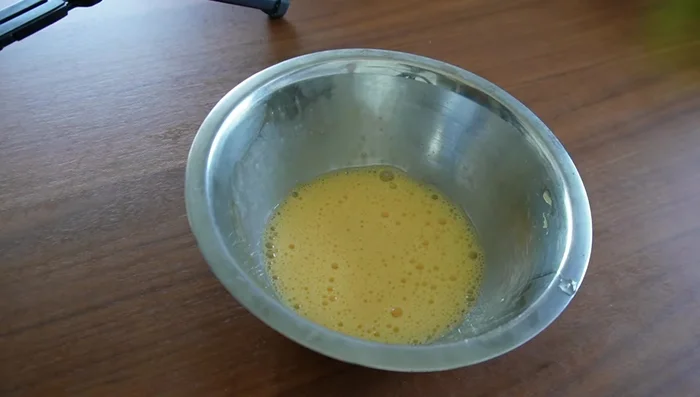 Whisk eggs, add cooled sauce, and steam in a steamer over high heat for 1 minute, then low heat for 4 minutes (646.399).