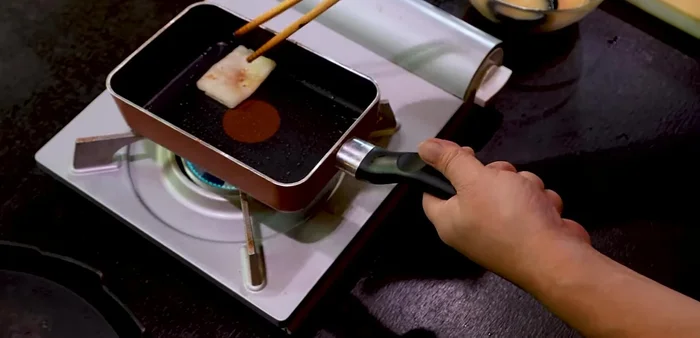 Heat the pan, grease and remove excess oil. Pour a portion of the mixture, and don't wait until it fully sets. Roll immediately.