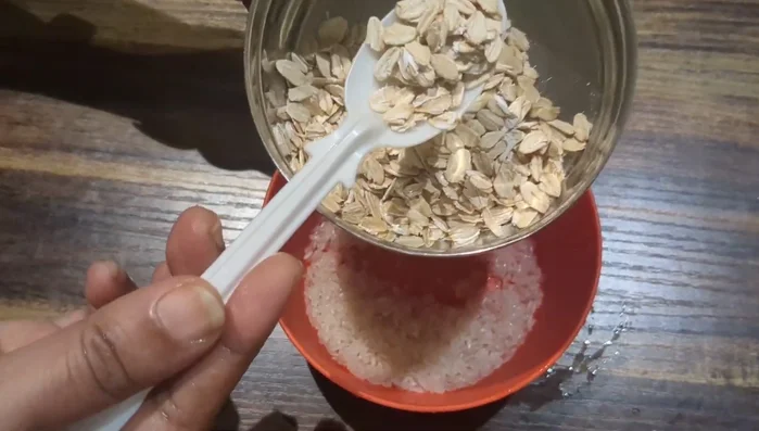 Add 4 full spoons of oats to the rinsed rice.