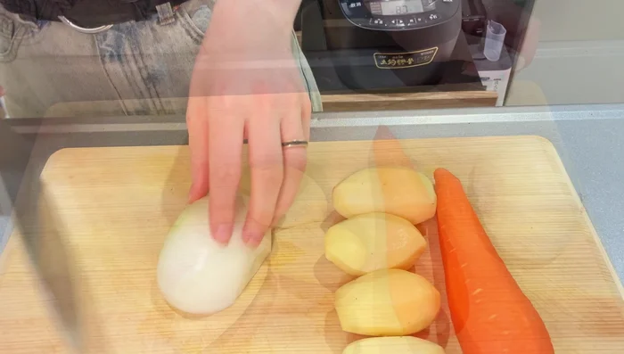 Peel and chop vegetables. Onions into wedges, potatoes into bite-sized pieces, and carrots into similarly sized pieces (optional: use anime-style carrot cuts).