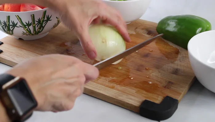 Prepare the onion: Slice thinly.