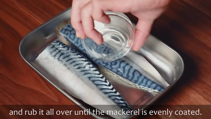 Place the mackerel in a container, pour sake over it, and rub it all over until evenly coated. Cover and refrigerate for 15-30 minutes.