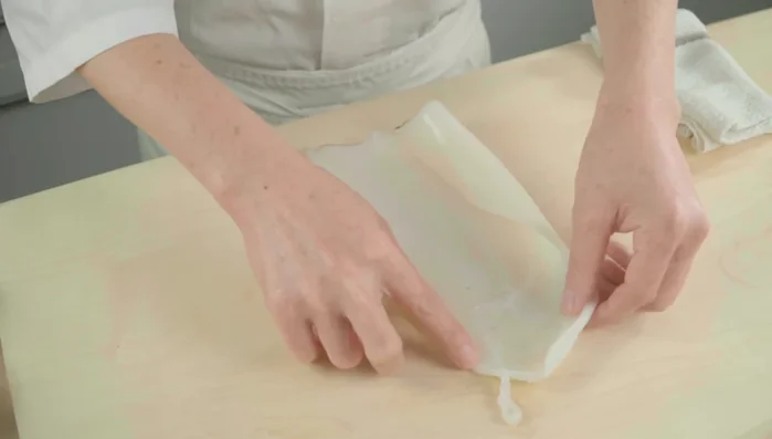 Clean the squid: If you find any ink or guts, wash them immediately (110.119).