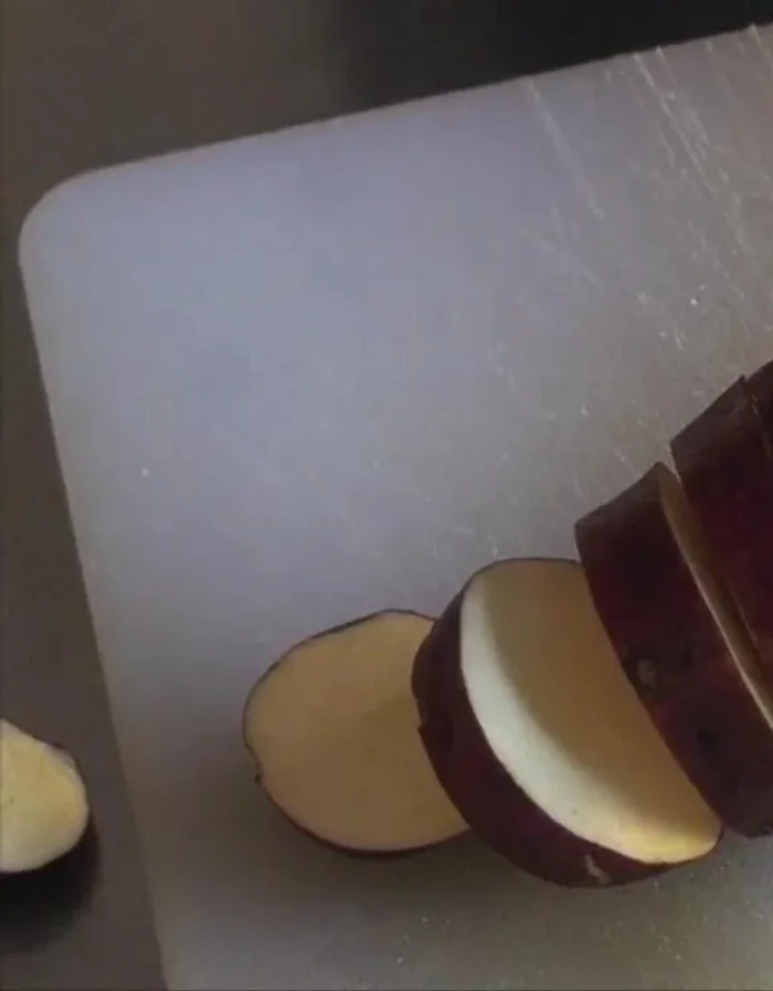 Cut sweet potatoes into 2-inch thick rounds. Peel the skin.