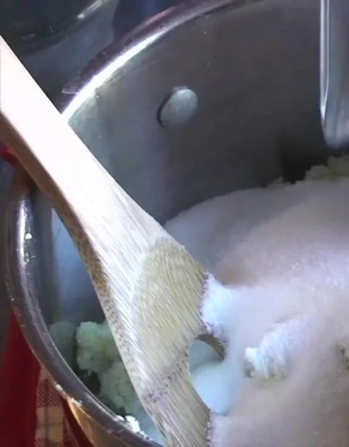 Add sugar and a few tablespoons of chestnut syrup to the mashed potatoes.