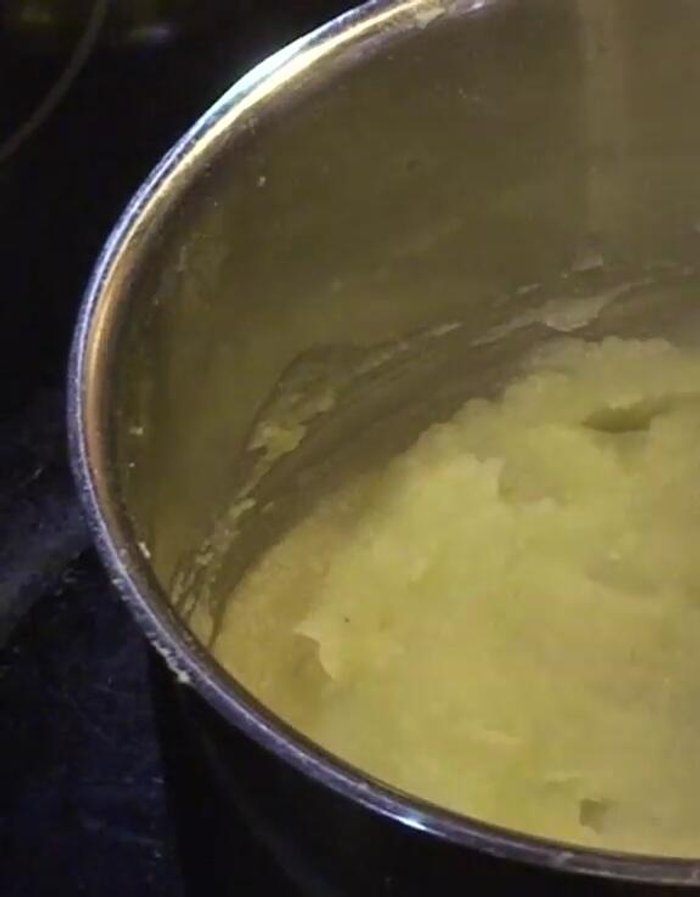 Cook at low heat, stirring constantly, until the sugar melts and the mixture becomes a smooth paste.