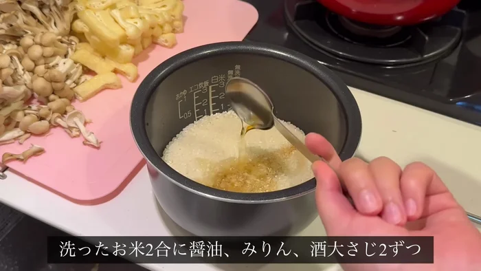 In a bowl, combine soy sauce, mirin, sake, dashi stock, and a little ginger water. Mix well.