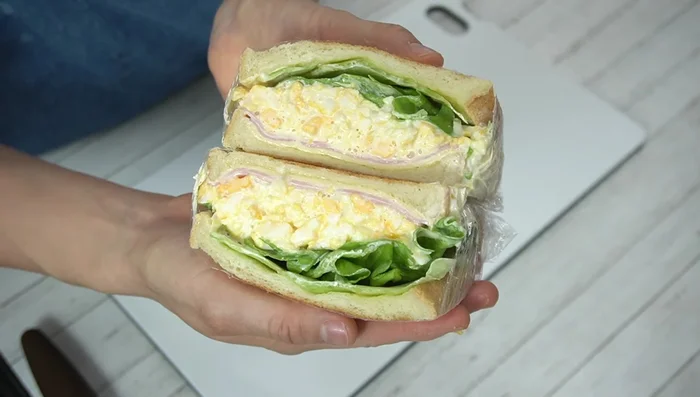 Cut and serve: Cut the sandwich and serve.