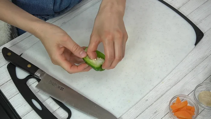 Cut the bell pepper into roughly 1cm wide pieces. (Optional: remove seeds)