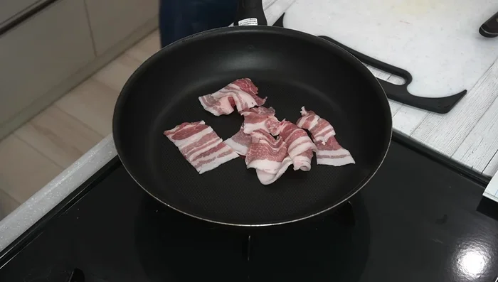 Add pork to a frying pan with a little oil, cook over medium heat. Sprinkle with salt and pepper.