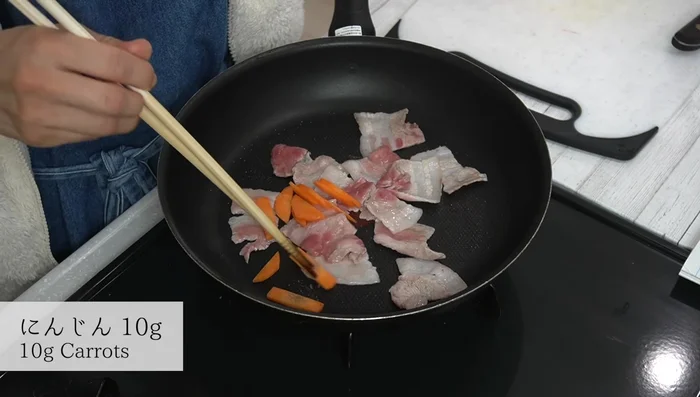 Once the pork is half cooked, add the garlic and stir-fry.