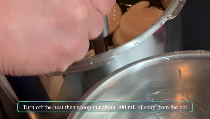 Strain the scallops from the poaching liquid. Reserve approximately 300 ml of the liquid.