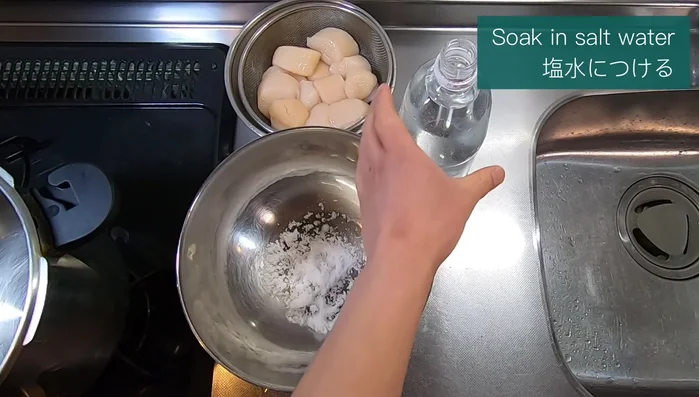 Submerge the scallops in the saltwater for about 20 minutes.