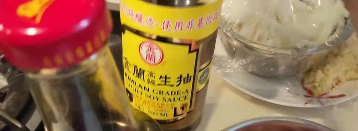 Prepare the seasoning: In a bowl, combine white pepper powder, sugar, oyster sauce, and light soy sauce.