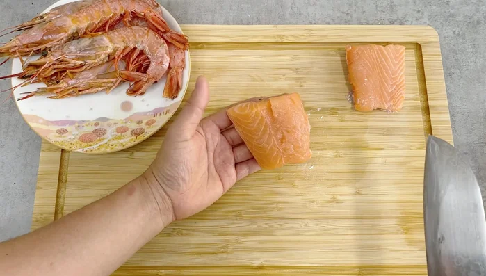 Prepare the salmon: remove the skin and cut into bite-sized pieces.