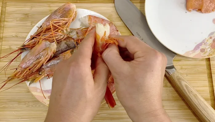 Prepare the shrimp: remove heads and shells, leaving the tail intact. Make a slit on the back to remove the intestines. Rinse with saltwater, and pat dry.