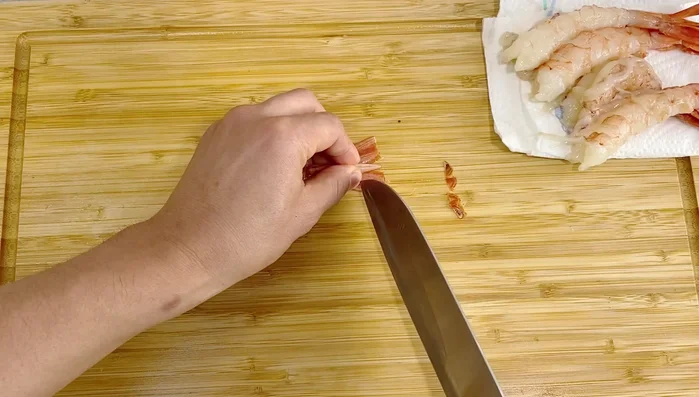 Cut off the tip of the shrimp tail to prevent water splashing during frying. Make small slits at the bottom to prevent curling during cooking.