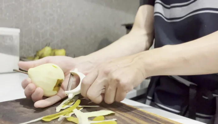 Peel 5-6 pears (avoid overly ripe ones). Peel in one clean stroke from top to bottom.