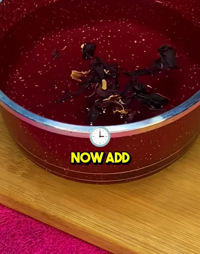 Add 2 tablespoons of hibiscus flowers (flor de Jamaica).