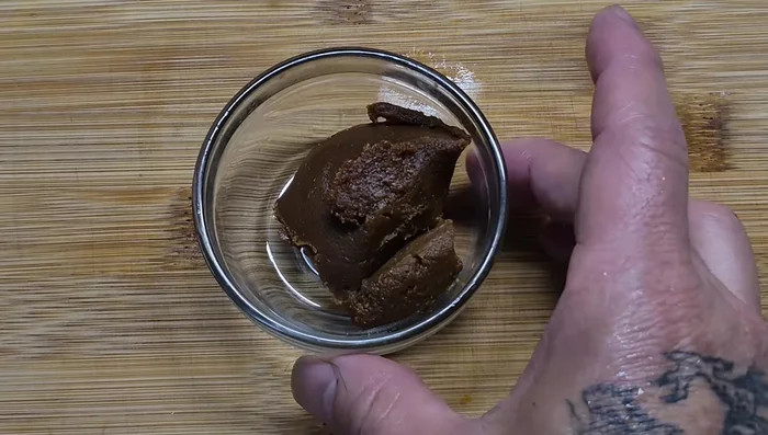 In a separate bowl, mix 1 tablespoon of acamissô (or chiromissô), 1 tablespoon of mirin, and 1 tablespoon of sake.