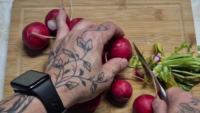 Cut off the little cables and tips of the radishes.