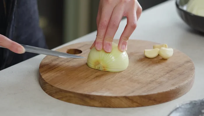 Cut the onions and garlic.