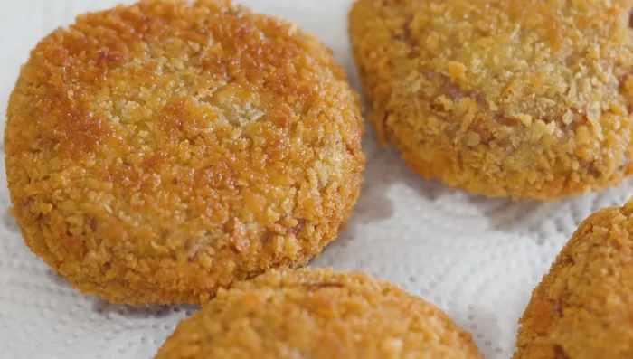 Drain the patties on paper towels.
