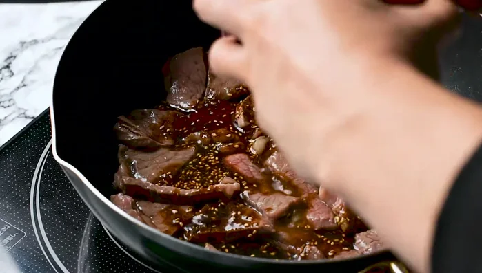 Add the sauce to the pan and fry for 1 minute and 30 seconds.