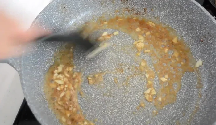 Make the tomato sauce: Heat the pan, add minced garlic until fragrant, then add canned diced tomatoes. Cook until reduced by half, seasoning with salt, pepper, and oregano (optional).