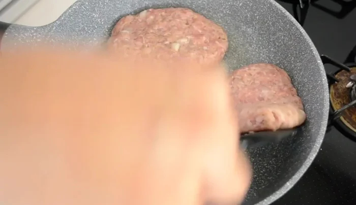 Cook the hamburger steak on medium heat for a couple of minutes per side, until golden brown. Flip it over and cover with a lid, cooking for 7-8 minutes or until fully cooked.