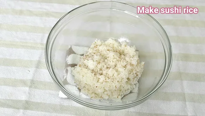 Add another layer of rice on top of the salmon, pressing firmly to compact everything.