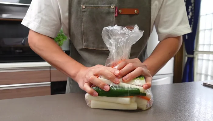 Place vegetables in a sturdy storage bag and squeeze out excess air. [128.879]
