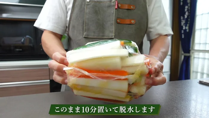 Leave the bagged vegetables for about 10 minutes to dehydrate slowly. [136.36]