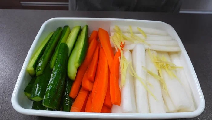 Pour the hot seasoning generously over the vegetables, including the dashi kelp. [259.84]