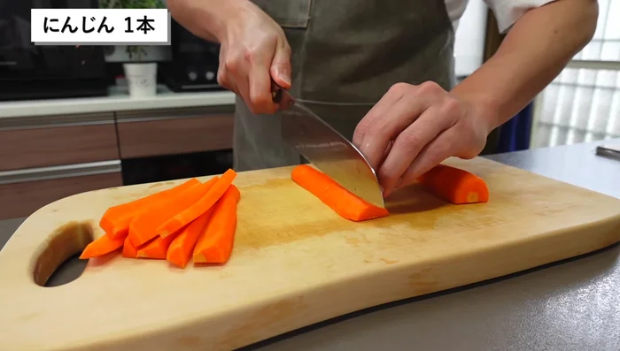 Peel the daikon radish and garlic cucumber for better flavor penetration. [33.16]