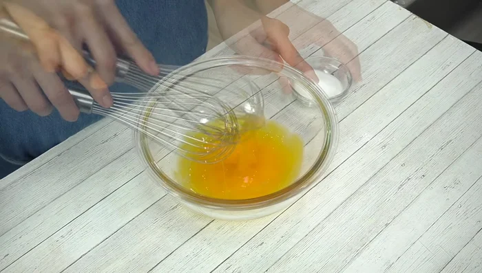 Make the egg yolk batter: Lightly beat egg yolks, then add granulated sugar and mix immediately to prevent lumps. Add salad oil and mix well. Add plain yogurt (no need to drain) and mix. Gently fold in cake flour.