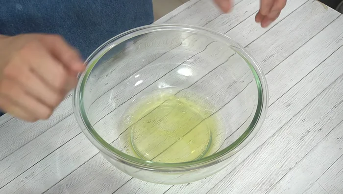 Beat egg whites with a hand mixer on high speed for 30 seconds. Add granulated sugar and beat on high speed for 1 minute and 20 seconds. Finish by whisking at low speed for 1 minute.