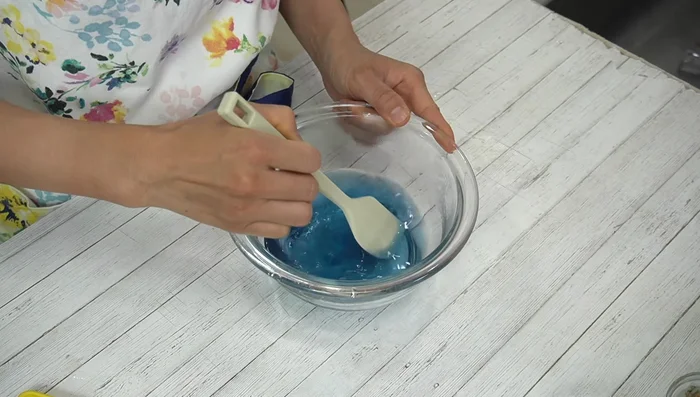 Add sugar and dissolved gelatin to the butterfly pea tea. Mix well.
