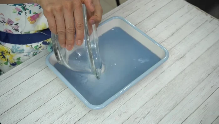Pour blue jelly mixture into a tray and refrigerate for 1-2 hours to set.