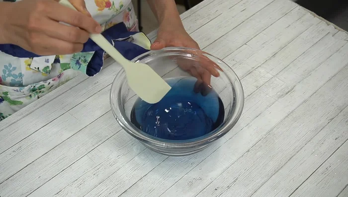 Add sugar, dissolved gelatin, and lemon juice to the butterfly pea tea. Mix well.