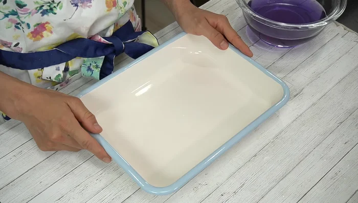 Pour purple jelly mixture into a tray and refrigerate for 1-2 hours to set.