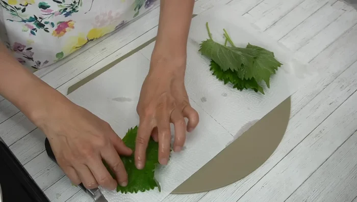 Rinse shiso leaves, pat dry, and chop into approximately 5mm wide pieces. Add to the bowl.