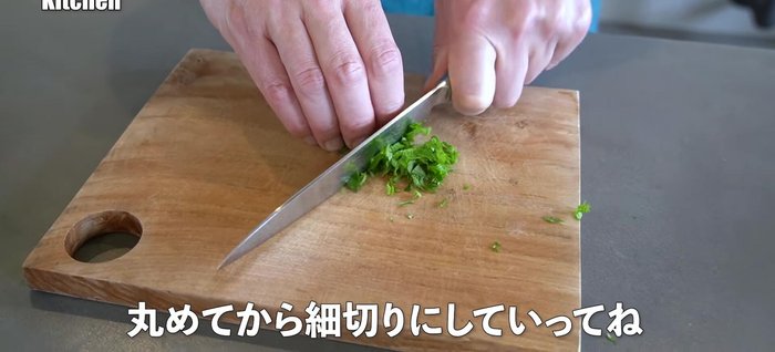 Prepare the vegetables (Wash and cut into thin strips).