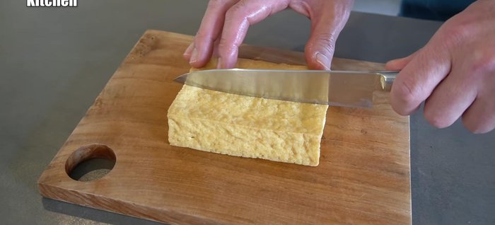 Cut the deep-fried tofu into four equal parts horizontally, then make deeper cuts on one side to create slits for better flavor penetration. You should have approximately 20 pieces.