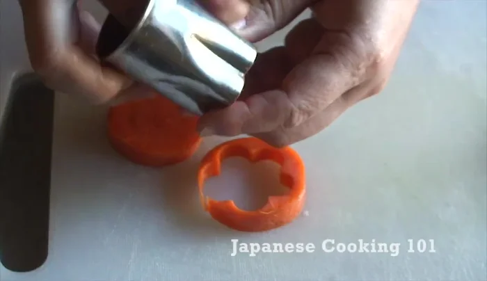 Prepare toppings: Slice carrots (optional: use a flower-shaped cutter), trim and slice mushrooms, slice green onions, and cut chicken into small pieces.