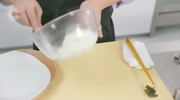 Spread the rice on a plate, cover with a damp towel to prevent drying, and let it cool slightly. (168.7)