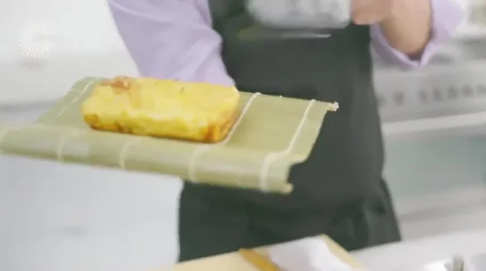Remove the tamagoyaki from the pan, let it cool, and cut into slices. (315.55)